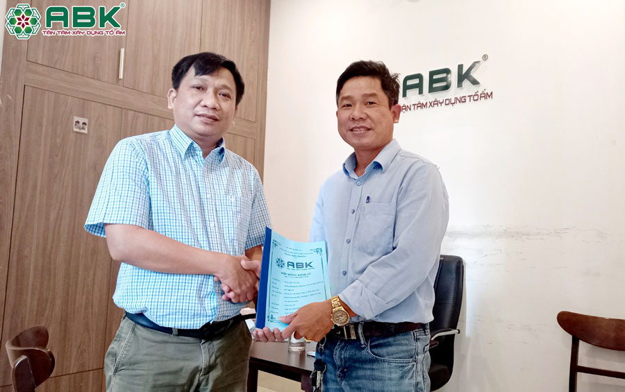 GĐK Phạm Văn Linh ký hợp đồng xây nhà phần thô và nhân công hoàn thiện với gia chủ anh Hải