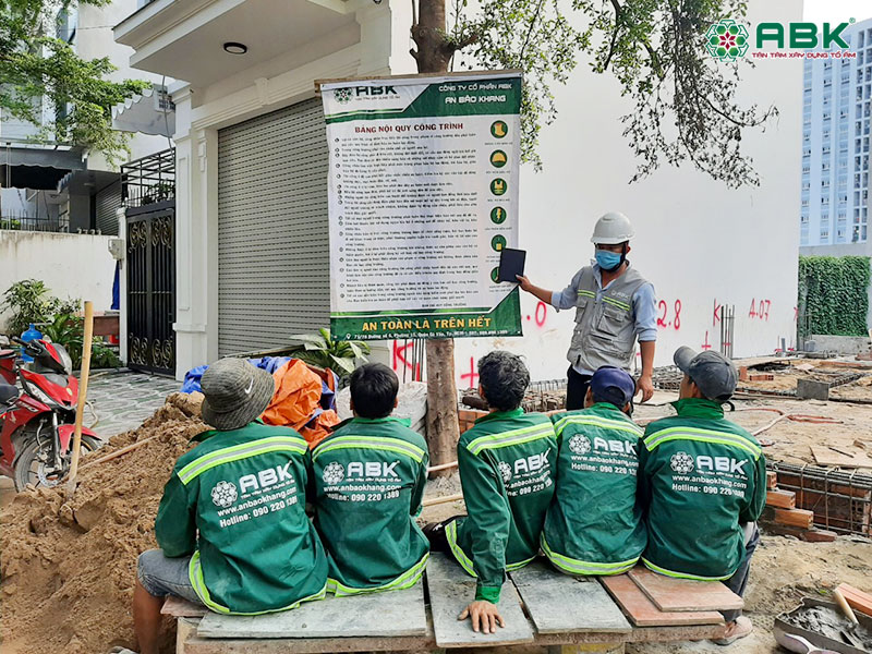 Công nhân An Bảo Khang đang được kỹ sư hướng dẫn công tác an toàn lao động tại công trình