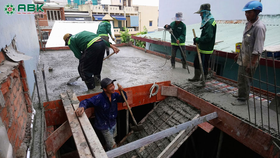Thi công đổ bê tông lầu 1 nhà anh Dũng Quận Tân Phú