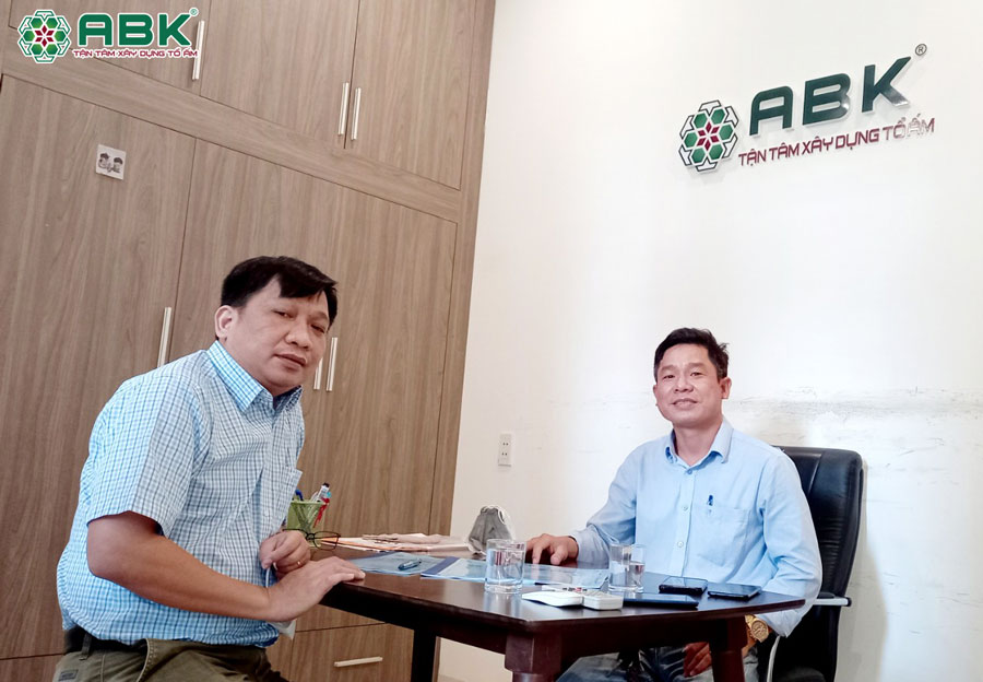 GĐK Phạm Văn Linh cùng Chủ Đầu Tư anh Hải trao đổi thống nhất các điều khoản trong hợp đồng
