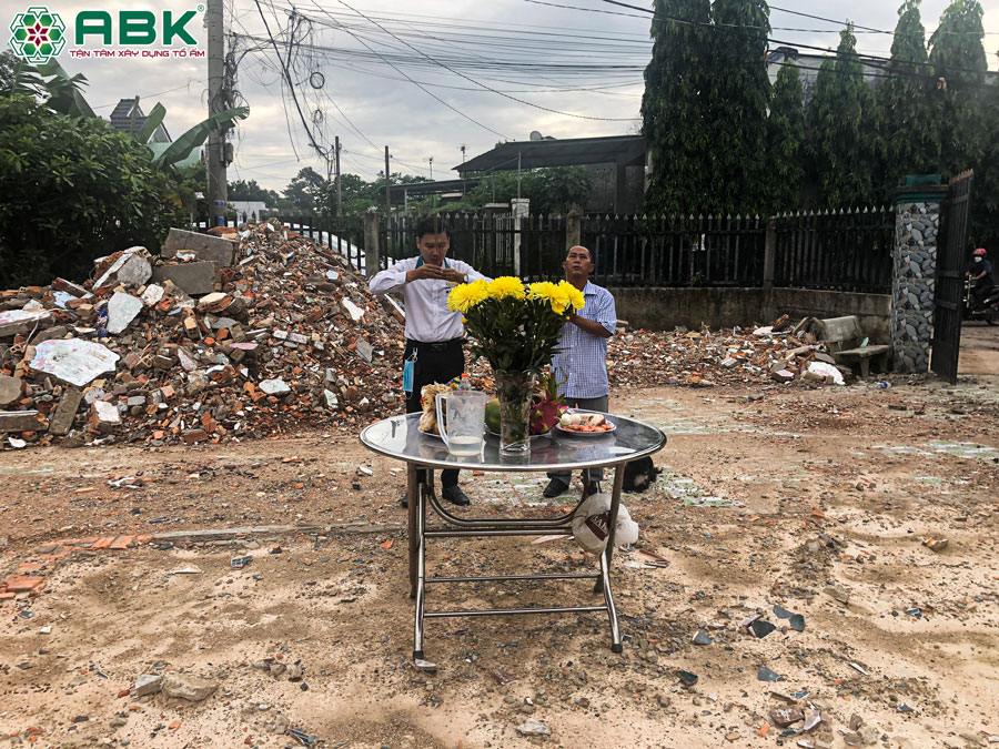 GĐK Nguyễn Đức Thành cùng gia chủ cúng khởi công xây nhà