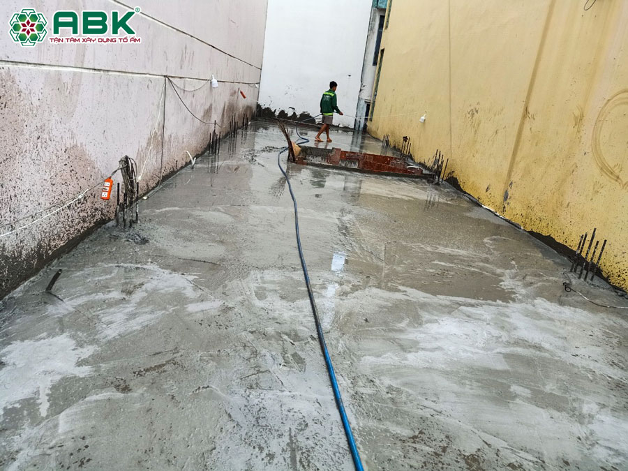 Bảo dưỡng bề tông sàn tầng 2, công tác này được đội thợ An Bảo Khang Group chú trọng để bê tông đảm báo chất lượng tốt nhất