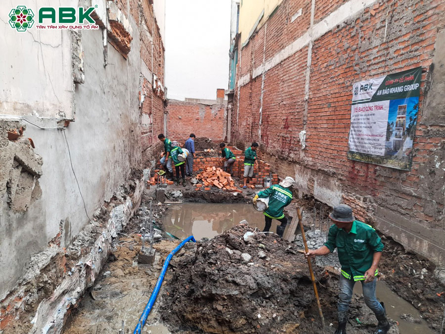 Đội thợ An Bảo Khang Group bắt đầu quá trình thi công phần móng nhà