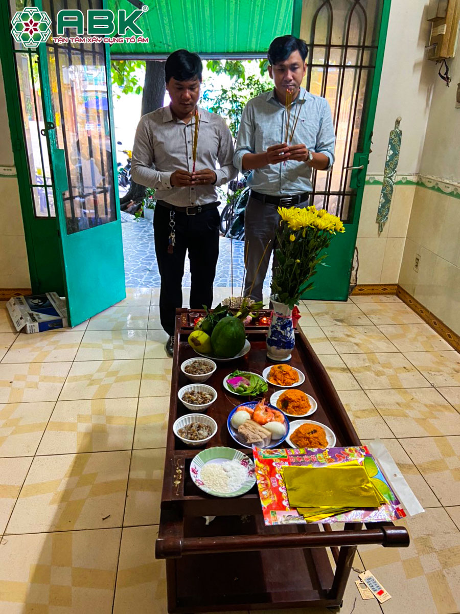 GĐK Nguyễn Thành Trung cùng gia chủ cúng khởi công sửa chữa nhà anh Đạt