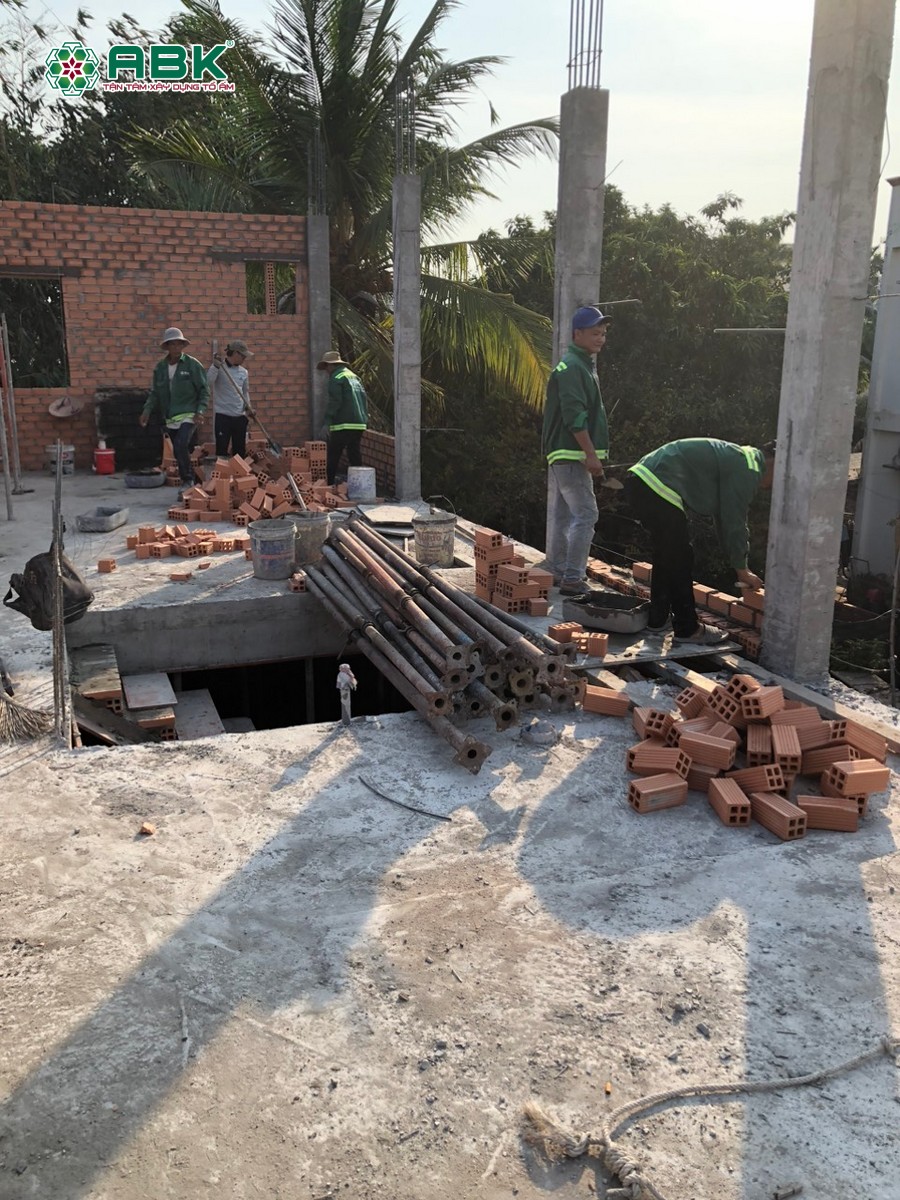 công tác đổ bê tông cột và xây dựng tưởng vây tầng 1