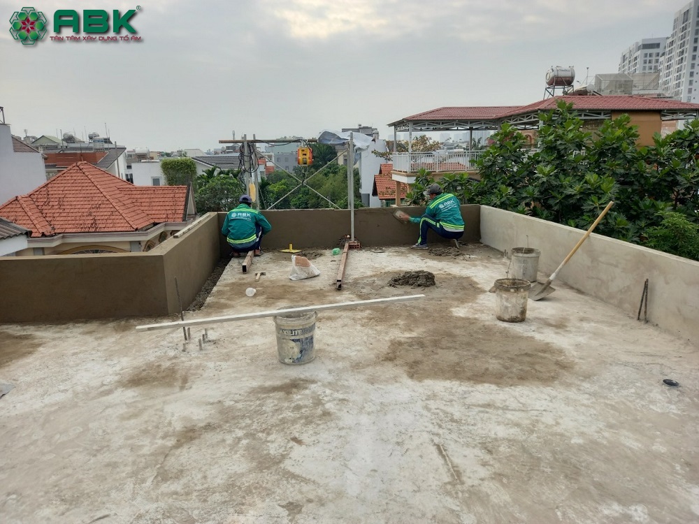 Đội ngũ công nhân An Bảo Khang đang trong quá trình cất nóc và hoàn thiện xây dựng sân thượng